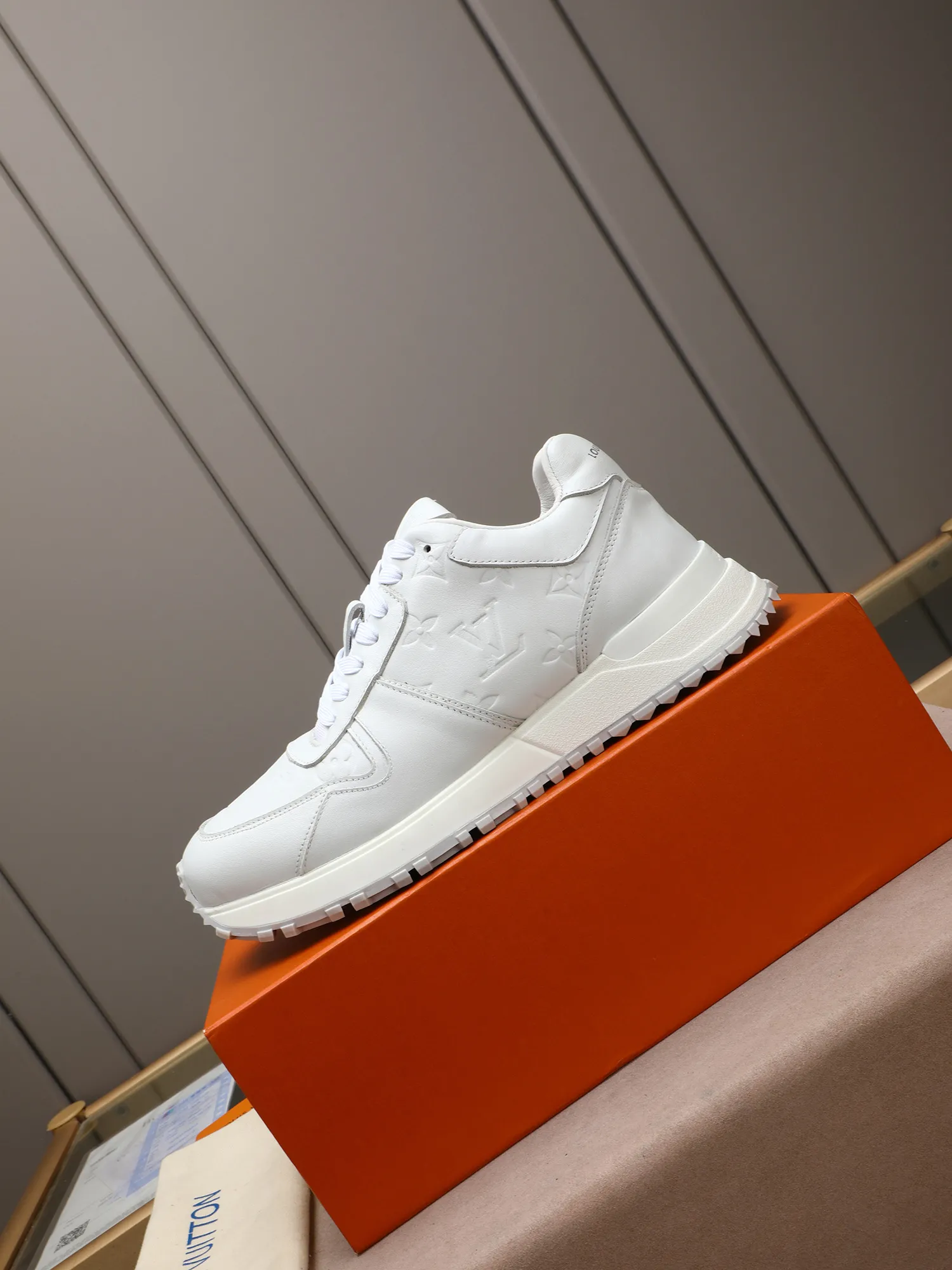Men's Shoes 💰660 L The Run Away Maxi sneaker debuts in the 2025 collection and continues the iconic design of the Run Away sneaker. The smooth cowhide leather upper features contrasting LV lettering and Vuitton logos, and a lightweight rubber wedge outsole evokes running shoe construction. High level of comfort. Looks good, wears well and matches well. Worth buying! 7 color selection size: 39-44 (45 customized)